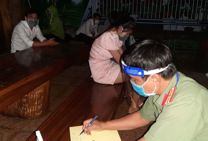 Đột kích quán karaoke hoạt động trong mùa dịch, hàng chục tiếp viên và khách trốn vào phòng bí mật -0