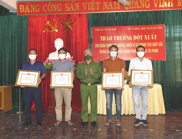 Trao thưởng quần chúng và CBCS khám phá nhanh vụ 2 đối tượng trộm chó cướp xe máy khi bị truy đuổi -0