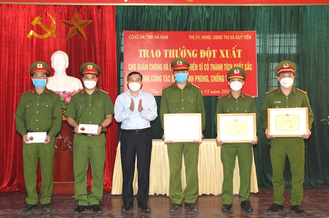 Trao thưởng quần chúng và CBCS khám phá nhanh vụ 2 đối tượng trộm chó cướp xe máy khi bị truy đuổi -0