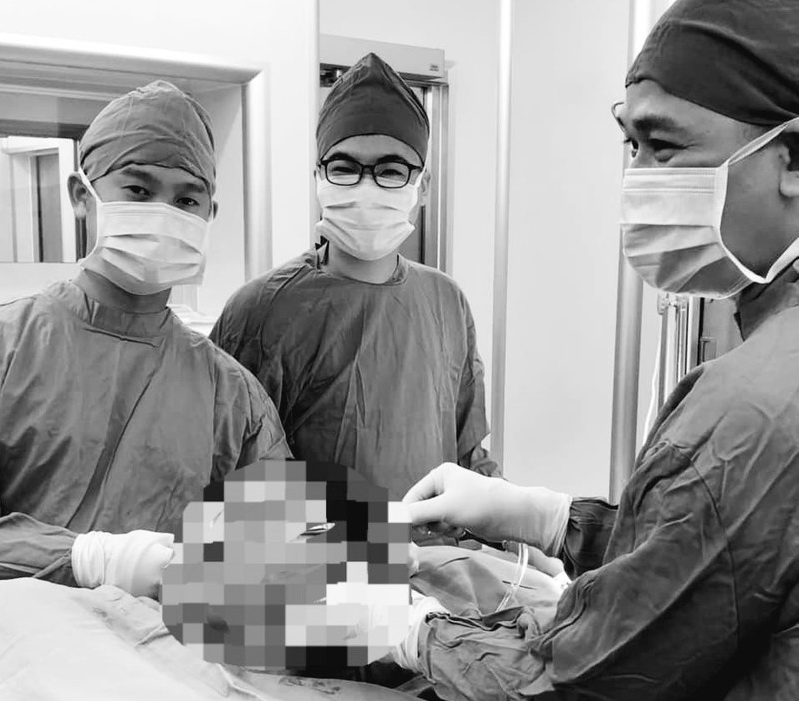 Phẫu thuật cắt khối u “khủng” ở ngực phải nữ bệnh nhân. -0