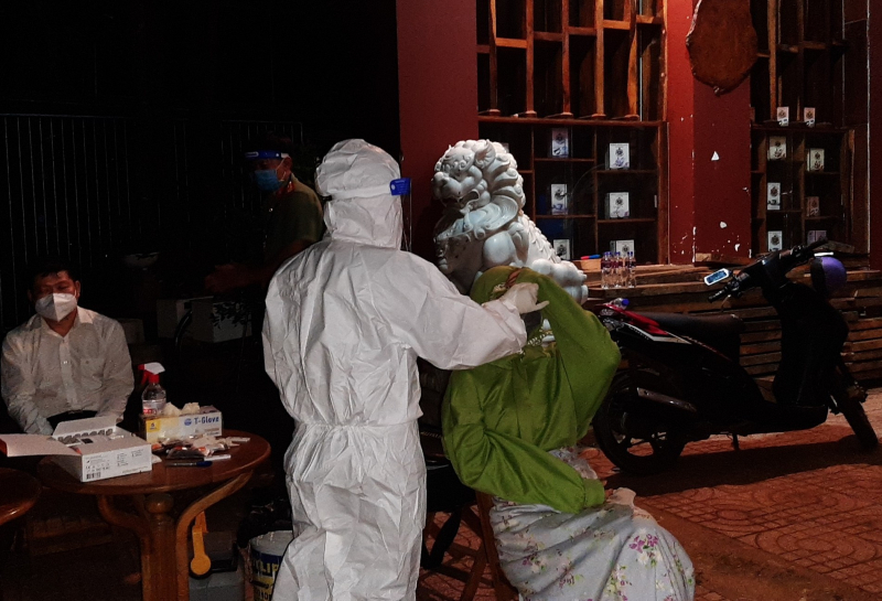 Đột kích quán karaoke hoạt động trong mùa dịch, hàng chục tiếp viên và khách trốn vào phòng bí mật -0