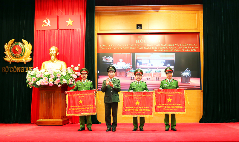 Thứ trưởng Trần Quốc Tỏ tặng Cờ thi đua xuất sắc của Chính phủ cho Học viện CSND, Đại học PCCC và Trường Cao đẳng CSND I.