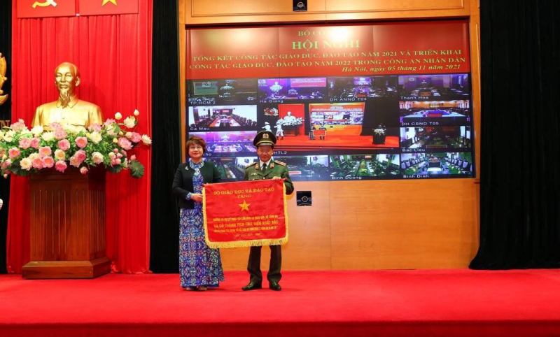 Bà Nguyễn Thu Thuỷ, Vụ trưởng Vụ Giáo dục đại học tặng Cờ thi đua của Bộ GD&ĐT cho Trường ĐH Kỹ thuật-Hậu cần CAND.