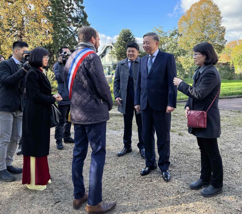 Bộ trưởng Tô Lâm đặt vòng hoa tưởng niệm Chủ tịch Hồ Chí Minh tại thành phố Montreuil, Pháp -0