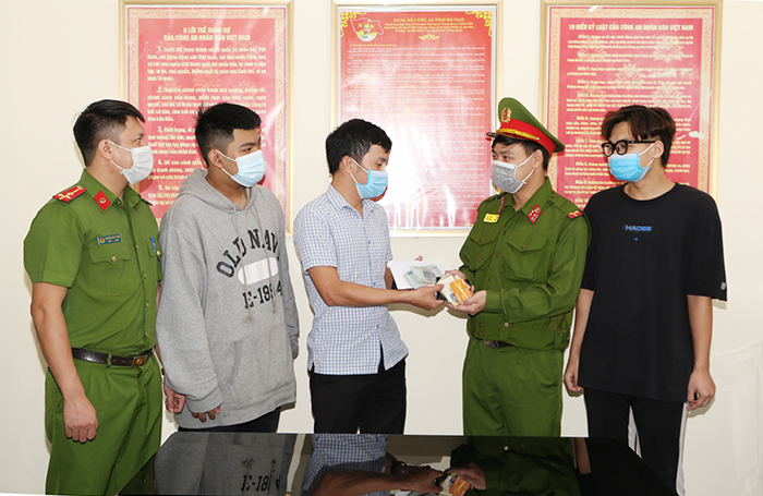 Cảnh sát 113 Công an Hà Nam trao trả tài sản cho người đánh rơi -0