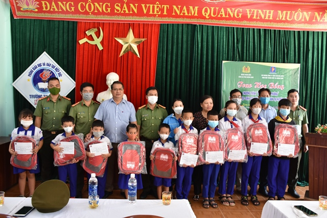 Youths of Quang Nam police present gifts to poor students -0