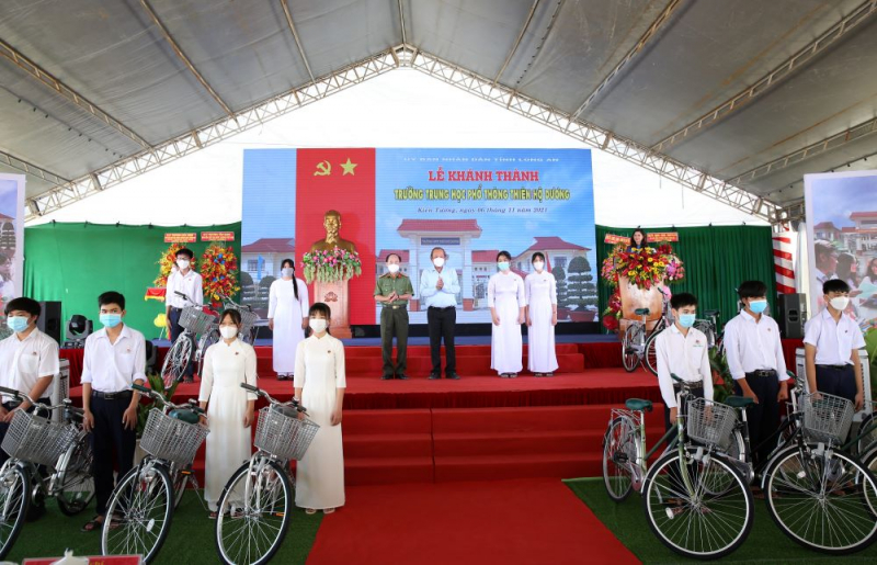 Trao máy tính bảng, xe đạp cho học sinh trong ngày khánh thành trường Thiên Hộ Dương -2