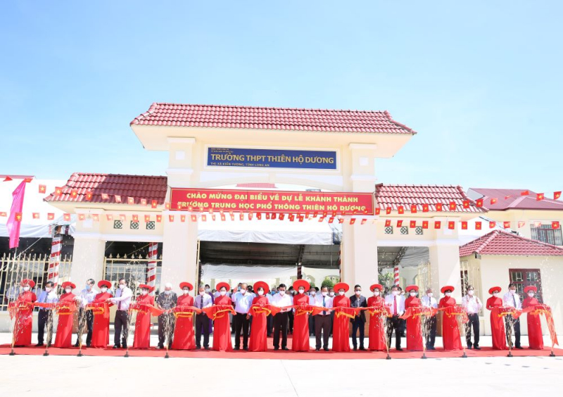 Trao máy tính bảng, xe đạp cho học sinh trong ngày khánh thành trường Thiên Hộ Dương -2