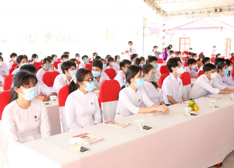 Trao máy tính bảng, xe đạp cho học sinh trong ngày khánh thành trường Thiên Hộ Dương -0