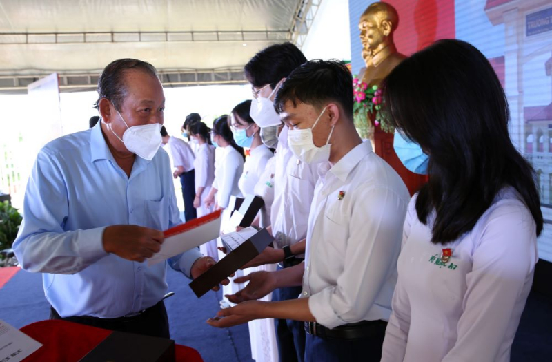 Trao máy tính bảng, xe đạp cho học sinh trong ngày khánh thành trường Thiên Hộ Dương -1