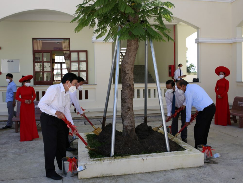 Trao máy tính bảng, xe đạp cho học sinh trong ngày khánh thành trường Thiên Hộ Dương -0