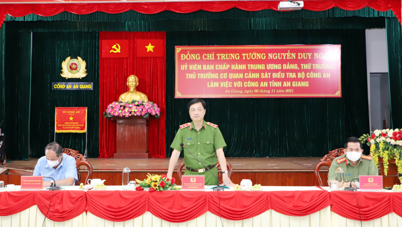 Deputy Minister Nguyen Duy Ngoc works with An Giang Police Department ...