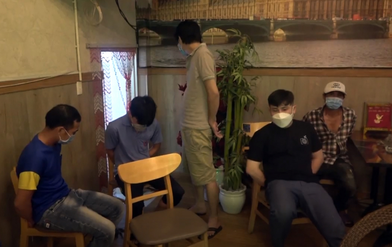 Công an triệt phá tụ điểm cá độ bóng đá có F0 -0