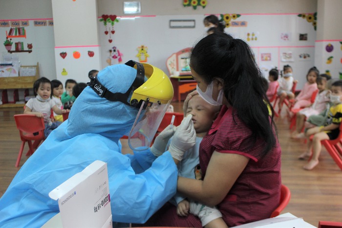 Hôm nay, có 7.988 ca nhiễm COVID-19, xét nghiệm người về từ các địa bàn dịch cấp độ 3, 4 -0