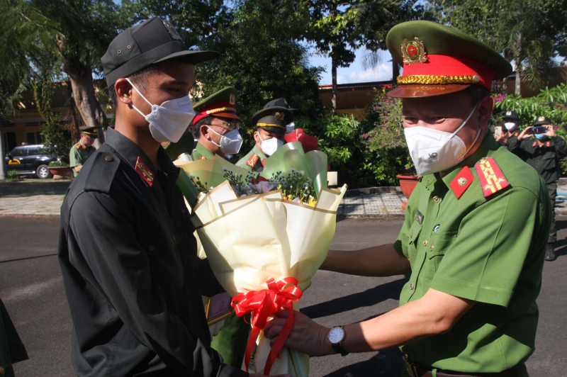 Khen thưởng đột xuất lực lượng Công an bắt nhanh kẻ dùng súng khống chế con tin -0