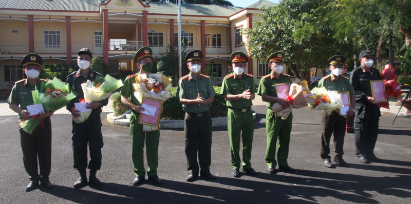 Khen thưởng đột xuất lực lượng Công an bắt nhanh kẻ dùng súng khống chế con tin -0