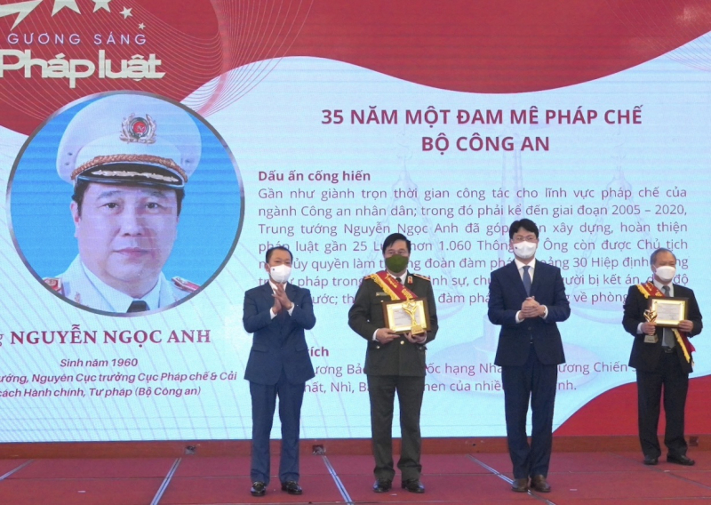 Tôn vinh 50 “Gương sáng Pháp luật” 2021 -0