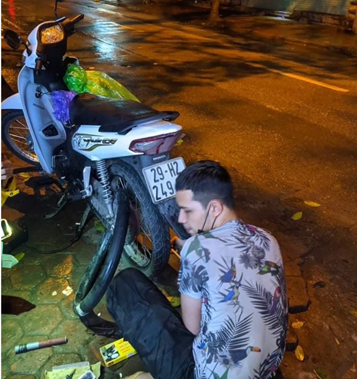 Những kẻ trộm xe xuyên đêm luôn là nỗi ám ảnh của các tài xế xe máy. Hình ảnh giải cứu xe xuyên đêm sẽ cho bạn thấy được sự tinh nhuệ và chuyên nghiệp của các đơn vị bảo vệ và cứu hộ xe máy.