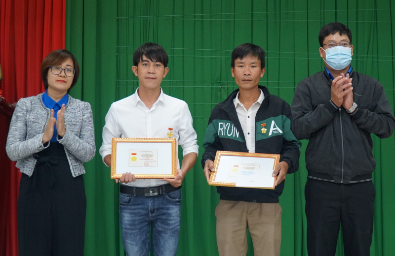 Tặng huy hiệu Tuổi trẻ dũng cảm cho 2 thanh niên cứu người trong lũ  -0