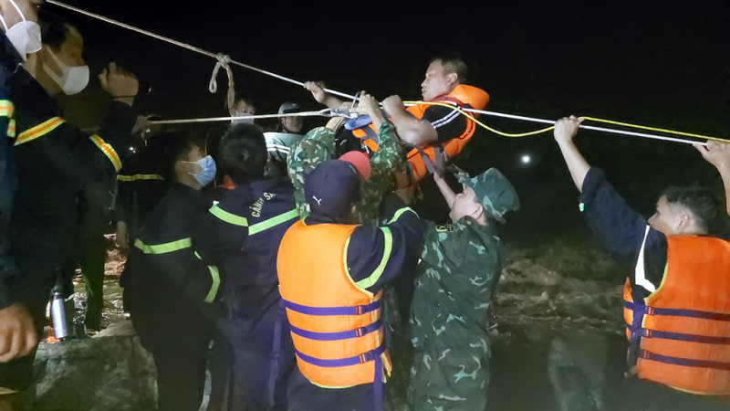 Giải cứu thành công 3 người mắc kẹt giữa sông Ba khi đi câu cá -0