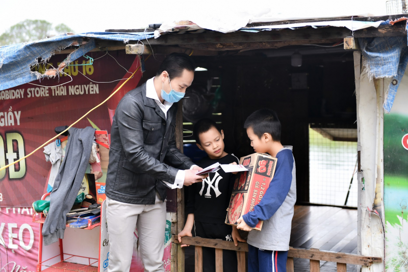 Báo CAND: Lan tỏa yêu thương tới bà con nơi “xóm phao” -1