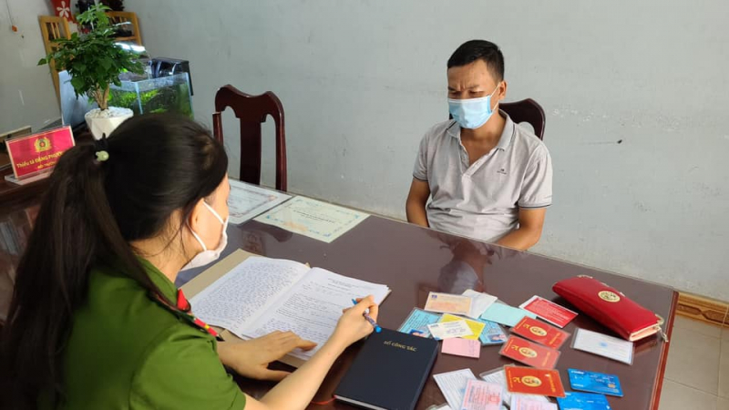 Mở cốp xe lấy trộm thẻ ATM ra ngân hàng rút tiền tiêu sài  -0