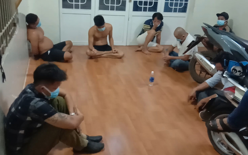 17 thanh niên nam nữ bay lắc trong căn nhà cho thuê -0