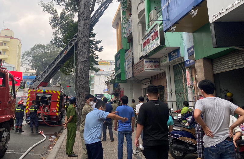 Đưa thang lên tầng cao cứu 2 người già mắc kẹt trong đám cháy -0