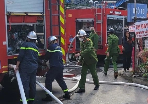 Hai bà cháu ra ngoài an toàn trong đám cháy tại chung cư cũ -0