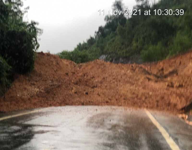 Sạt lở đất đá gây ách tắc giao thông đường đèo Khánh Lê ở Khánh Hòa -0