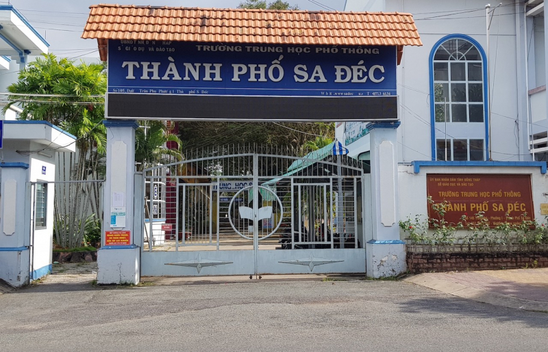Giáo viên dạy toán vô tình để lộ ảnh nhạy cảm trong giờ dạy trực tuyến -0