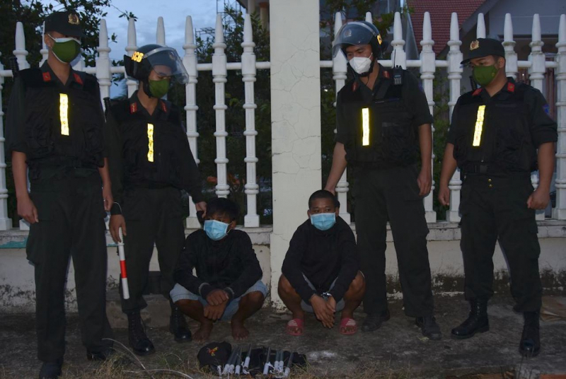 Cảnh sát cơ động bắt 2 hai đối tượng mang hung khí đi đánh thuê -0