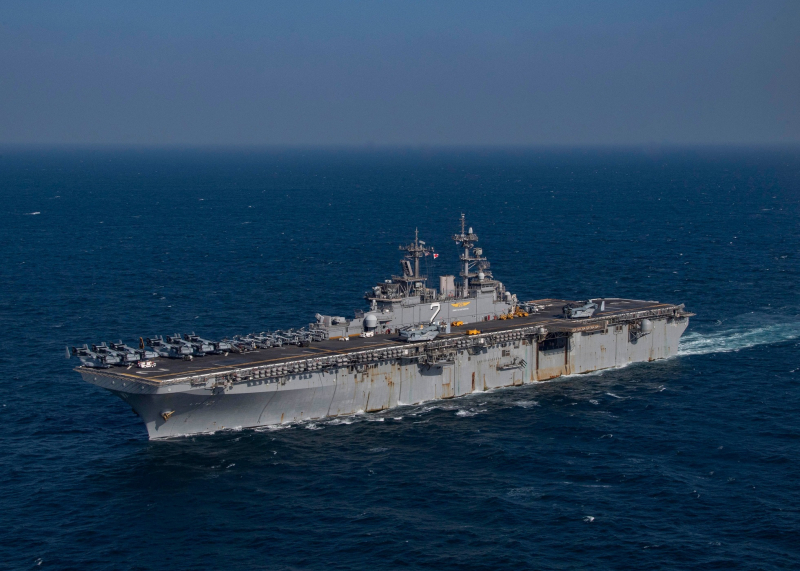 Trực thăng Iran bay sát tàu đổ bộ Mỹ -0