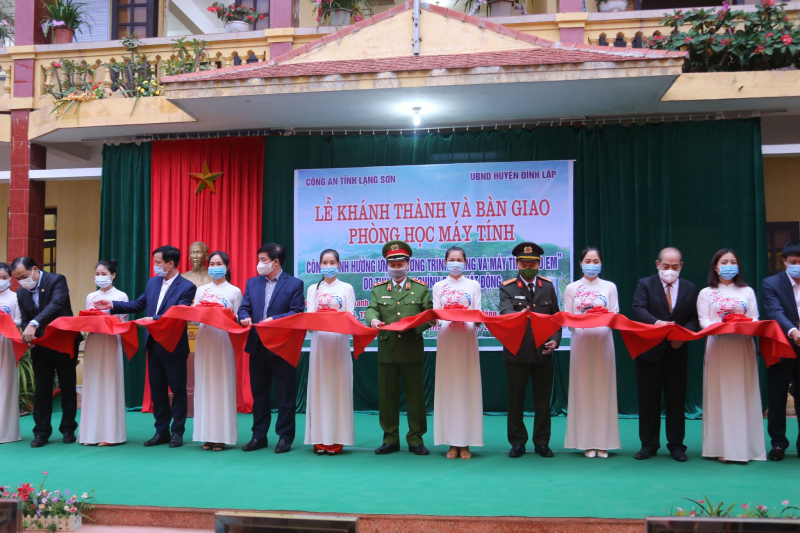 Mang máy tính tới cho học sinh nghèo xã Bính Xá vùng biên giới -0