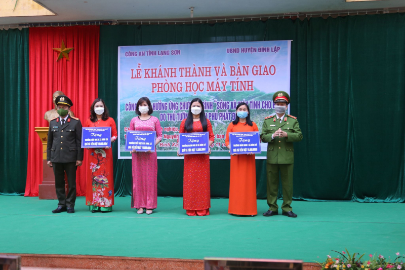 Mang máy tính tới cho học sinh nghèo xã Bính Xá vùng biên giới -0