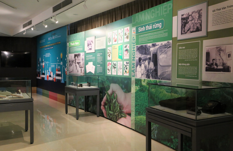 Thưởng lãm khu trưng bày những công trình được trao tặng Giải thưởng Hồ Chí Minh -2
