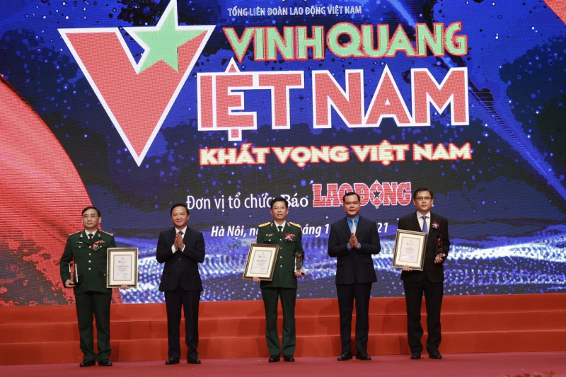 Đồng chí Nguyễn Khắc Định, Phó Chủ tịch Quốc hội và Chủ tịch Tổng Liên đoàn lao động Việt Nam Nguyễn Đình Khang trao biểu trưng Vinh quang Việt Nam cho các tập thể.
