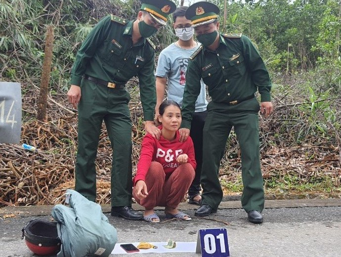Người phụ nữ ở Huế dùng xe máy vận chuyển ma túy ở vùng biên giới -0