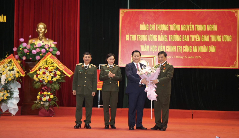 Trưởng Ban tuyên giáo Trung ương thăm, chúc mừng Học viện Chính trị CAND nhân dịp 20/11 -0