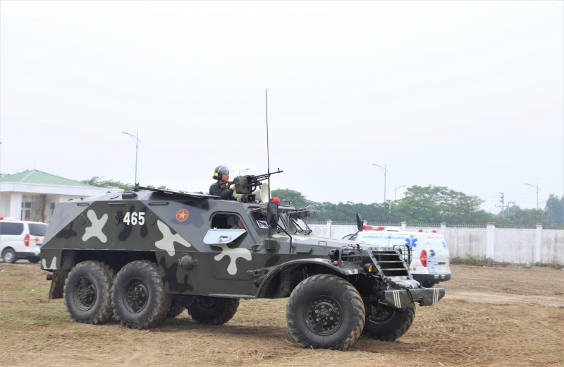 Diễn tập  tấn công đánh bắt đối tượng khủng bố và giải cứu con tin -3