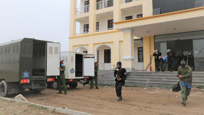 Diễn tập  tấn công đánh bắt đối tượng khủng bố và giải cứu con tin -4