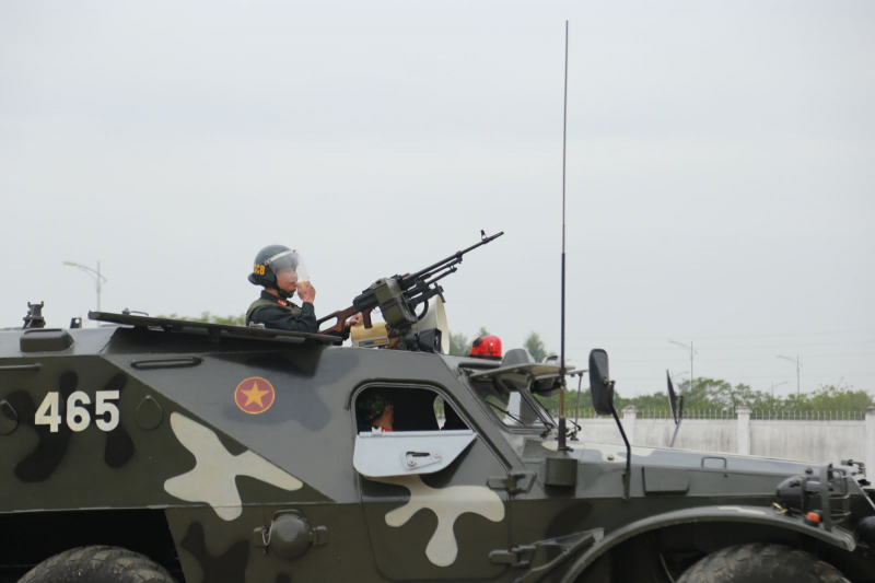 Diễn tập  tấn công đánh bắt đối tượng khủng bố và giải cứu con tin -5