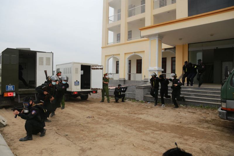 Diễn tập  tấn công đánh bắt đối tượng khủng bố và giải cứu con tin -7