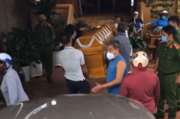 Khiêng quan tài đến nhà con nợ để…đòi nợ -0