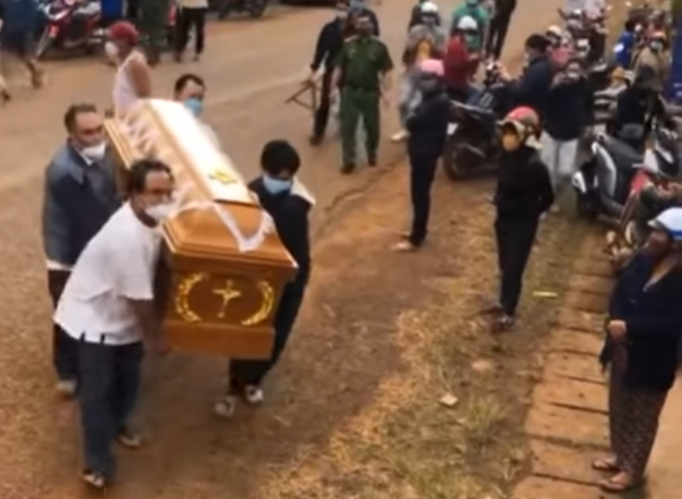 Khiêng quan tài đến nhà con nợ để…đòi nợ -0