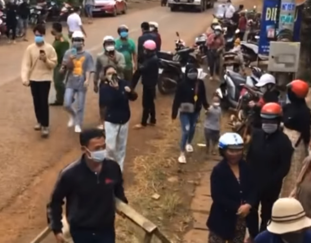 Khiêng quan tài đến nhà con nợ để…đòi nợ -0