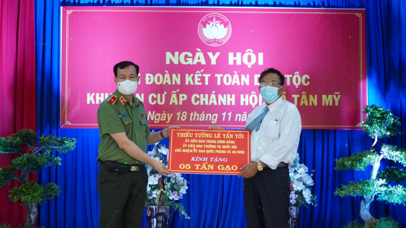 Thiếu tướng Lê Tấn Tới dự Ngày hội Đại đoàn kết toàn dân tộc tại Long An -0