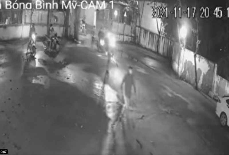 Xích mích trên sân bóng, kéo hơn 10 đối tượng đến chém người -0