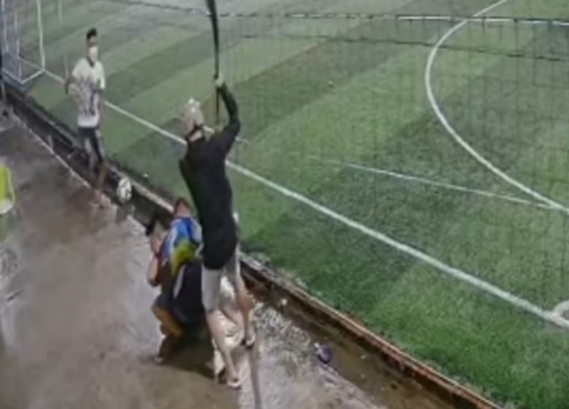 Xích mích trên sân bóng, kéo hơn 10 đối tượng đến chém người -3