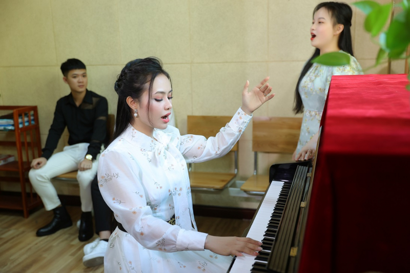 Chị em quán quân Sao mai Lương Nguyệt Anh, Lương Hải Yến làm MV tôn vinh giáo viên  -0